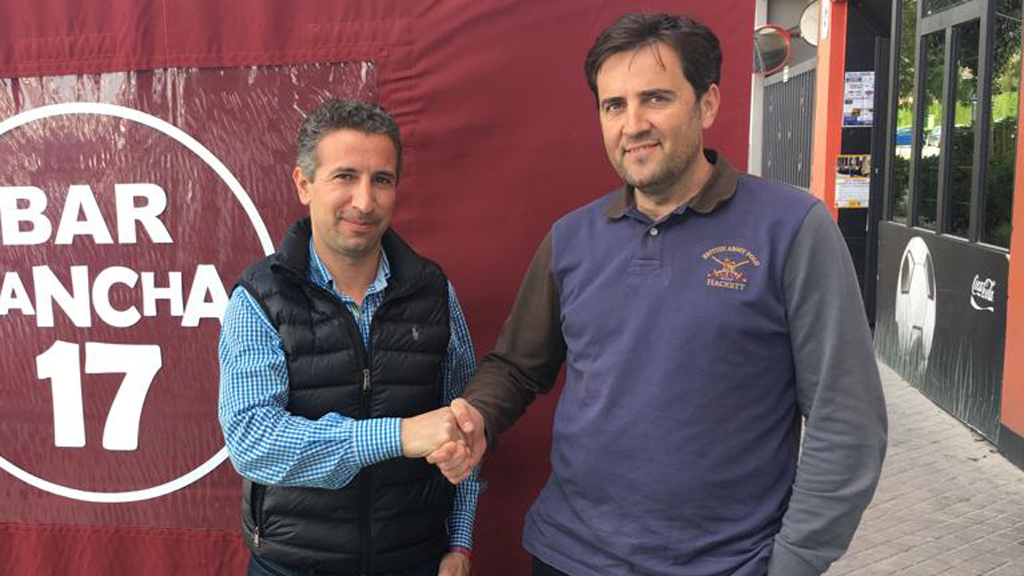 Agustín Cuenca (izq.) y Pepe Herrero sellan el acuerdo que trasvasará los conjuntos de cantera de un club a otro. / E.A.