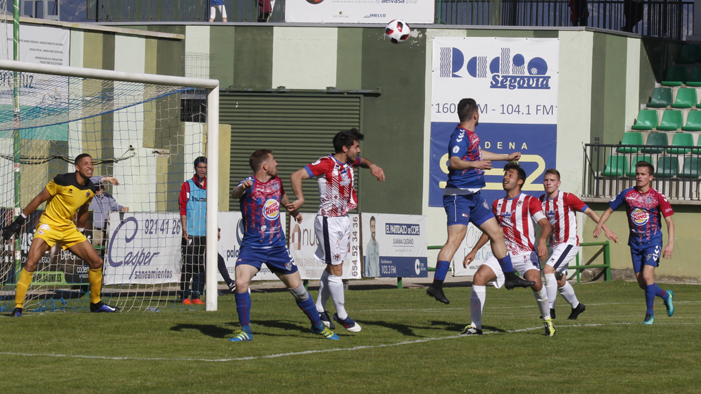 Un lance del encuentro entre la Segoviana y el Atlético Bembibre. / NEREA LLORENTE