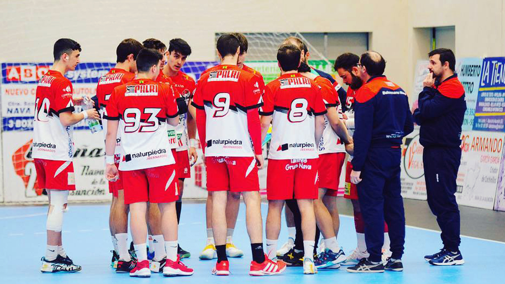 La plantilla del Leche Mesenor Nava, en los prolegómenos de un encuentro. / BALONMANO NAVA