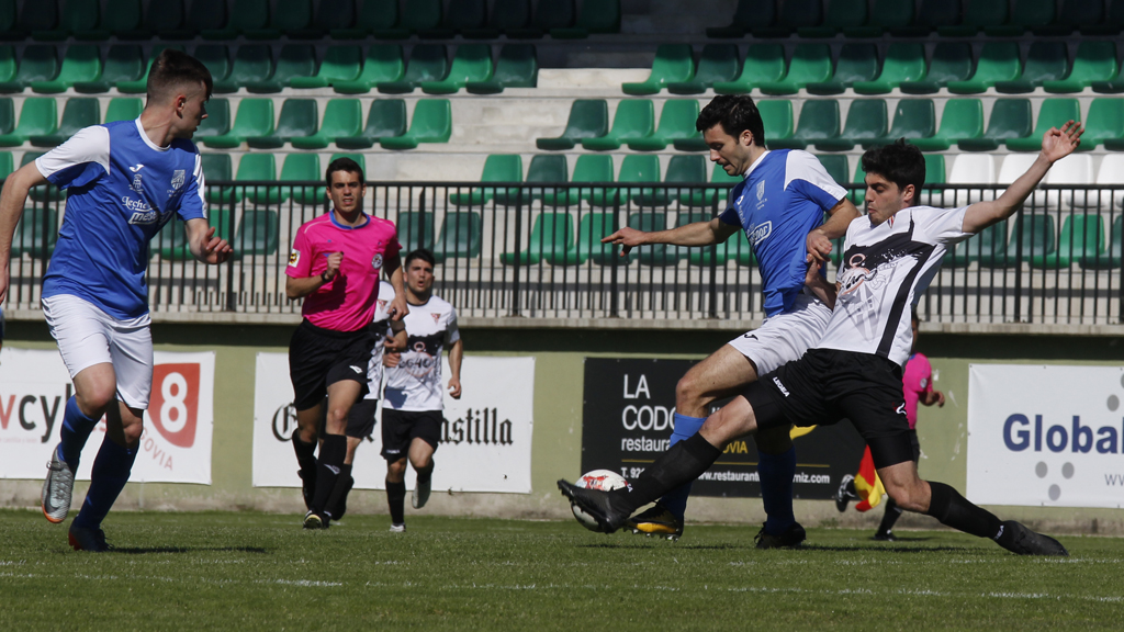 El delantero del Unami CP Timo se marcha de un contrincante del Racing Lermeño en el último encuentro. / NEREA LLORENTE