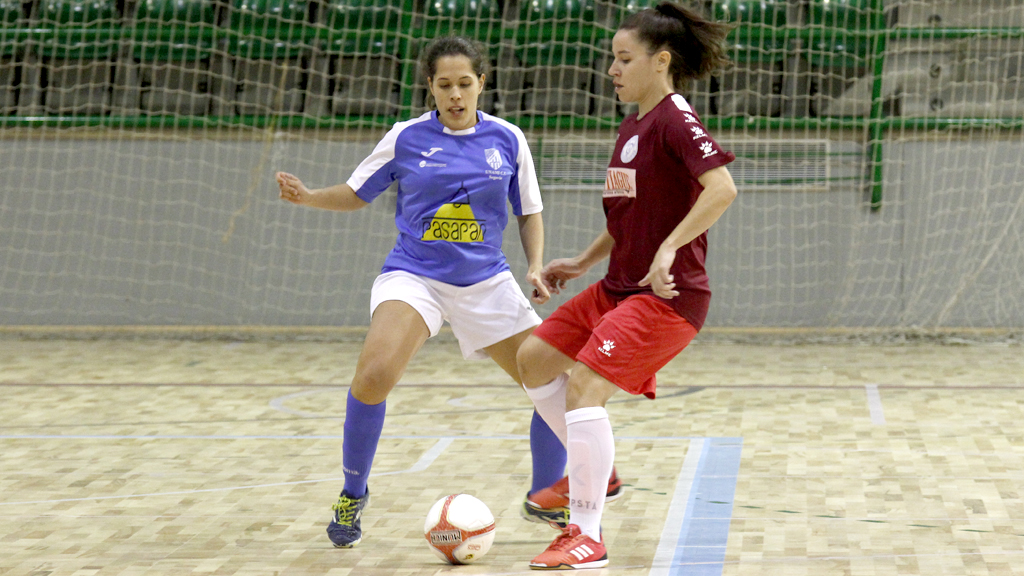 La jugadora del Unami Laura Usa presiona a una contrincante. / NEREA LLORENTE