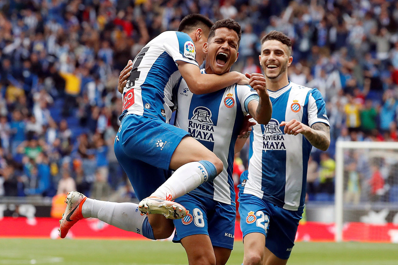 Rosales celebra con sus compañeros el primer gol del Espanyol. / EFE