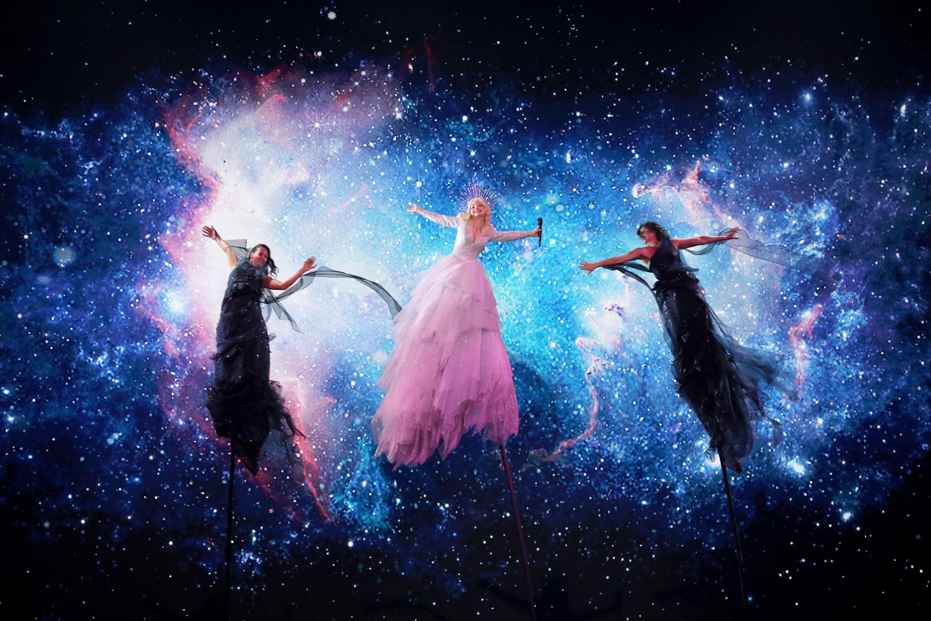 Kate Miller-Heidke de Australia (c), en la primera semifinal de Eurovisión.