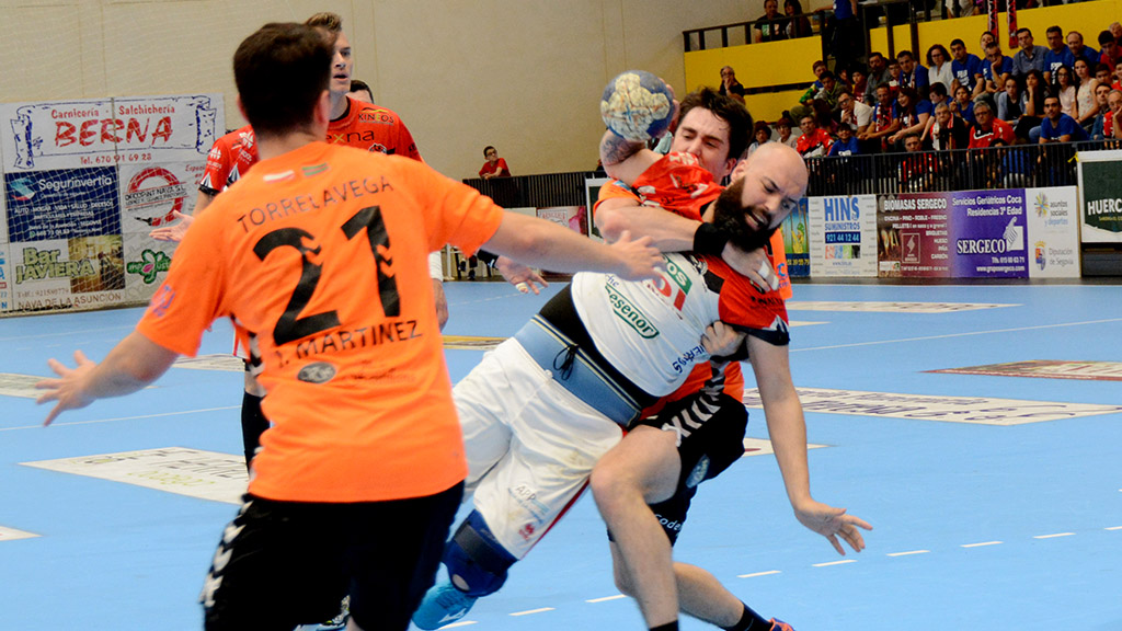 Filipe Martins se dispone a lanzar ante el Torrelavega. / AMADOR MARUGÁN