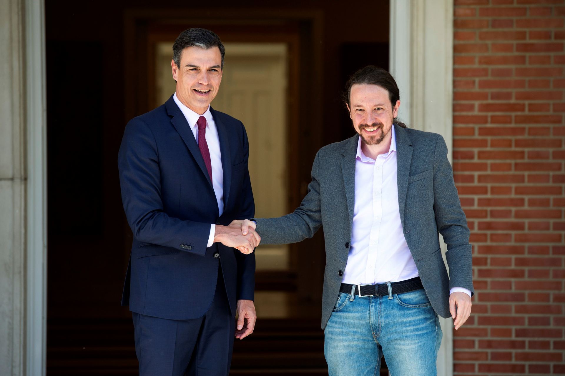 El presidente del Gobierno en funciones, Pedro Sánchez (izda), recibe al líder de Unidas Podemos, Pablo Iglesias.