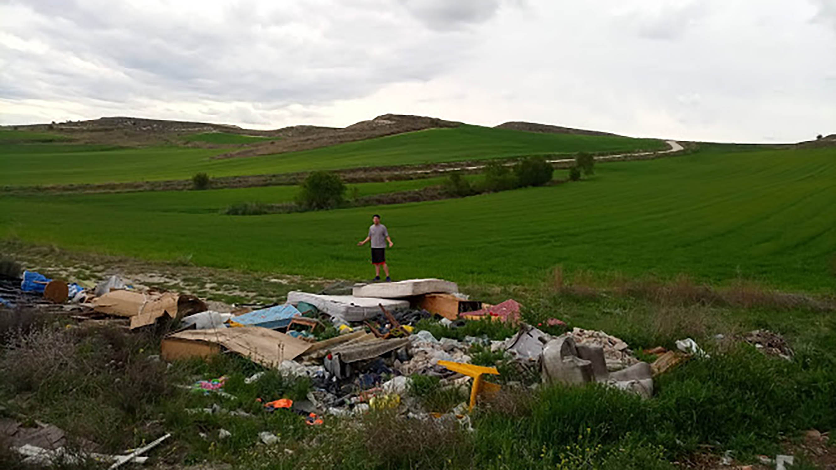 El candidato de Centrados Cuéllar en junto a uno de esos vertidos. / el adelantado