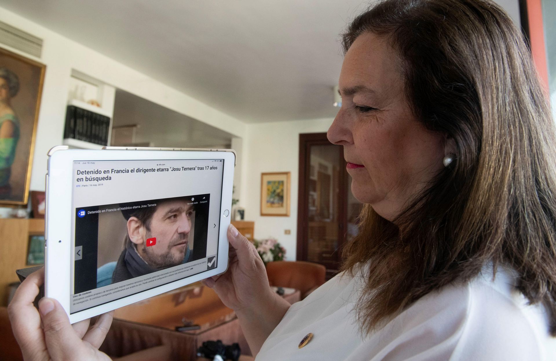 La presidenta de la Asociación de Víctimas del Terrorismo, Maite Araluce, muestra orgullosa la noticia de la detención del histórico dirigente etarra Josu Ternera. / EFE