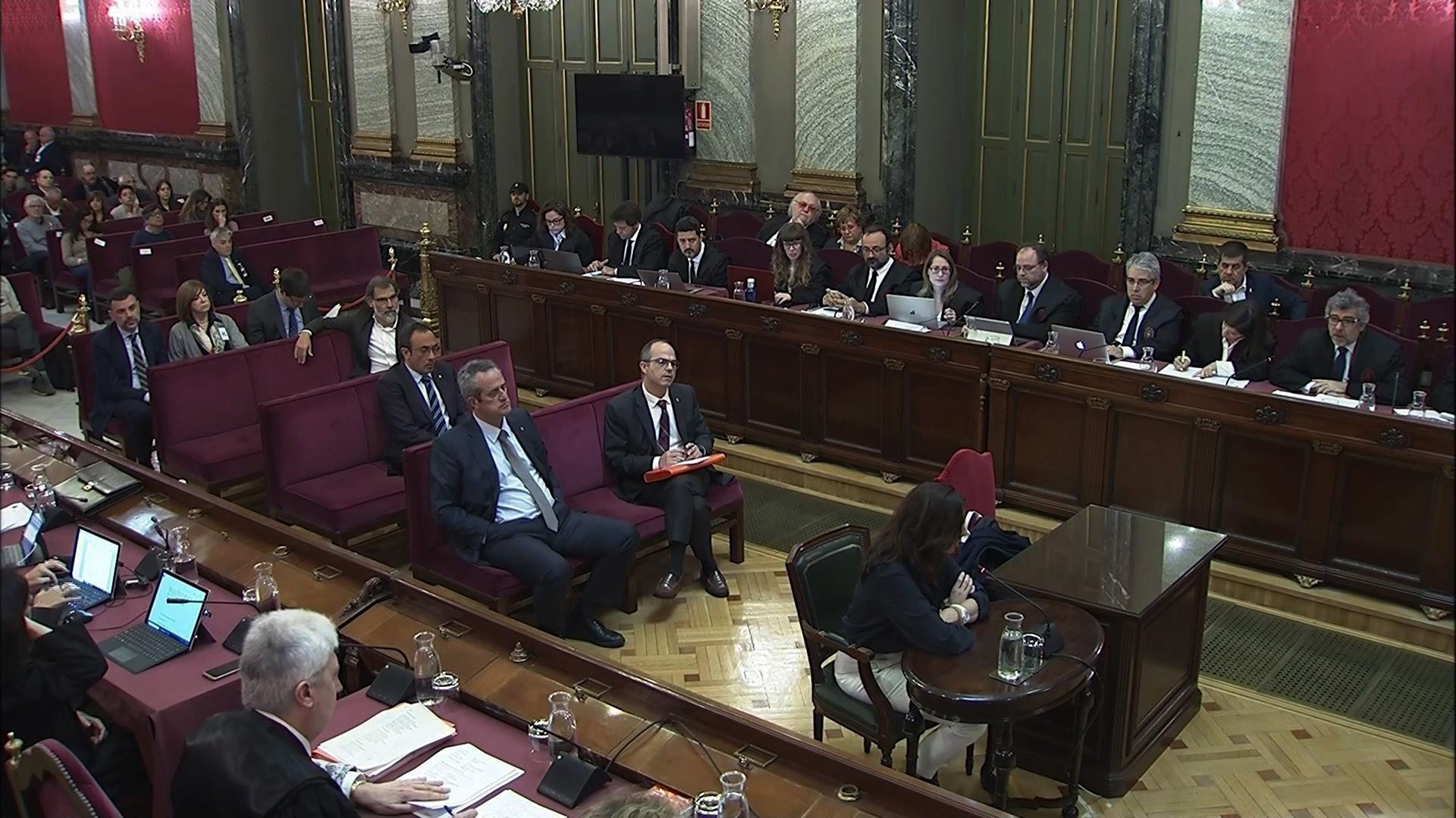 Una de las votantes comparece en el Tribunal Supremo ante la mirada de acusados y abogados.