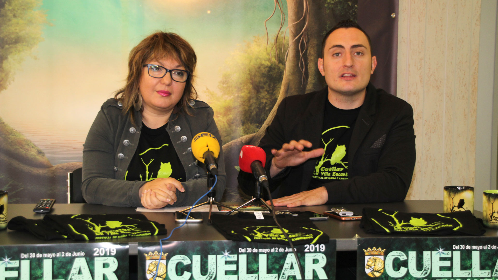 La concejal Sonia Martín y el mago segoviano Héctor Sansegundo en la presentaación del IV Festival Internacional de Magia e Ilusionismo La Villa Encantada.