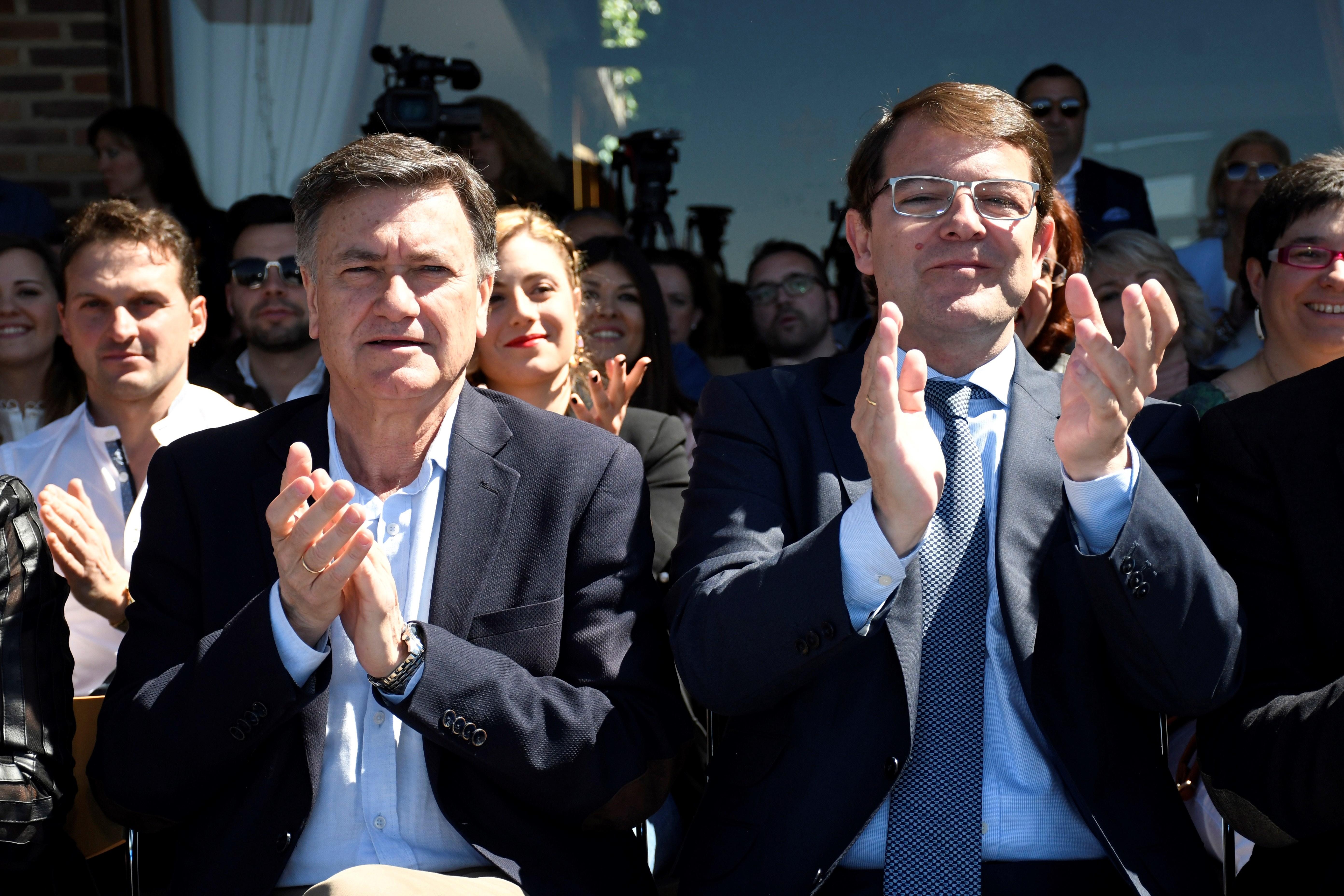 Mañueco, junto a Francisco Vázquez, en el acto político./EFE