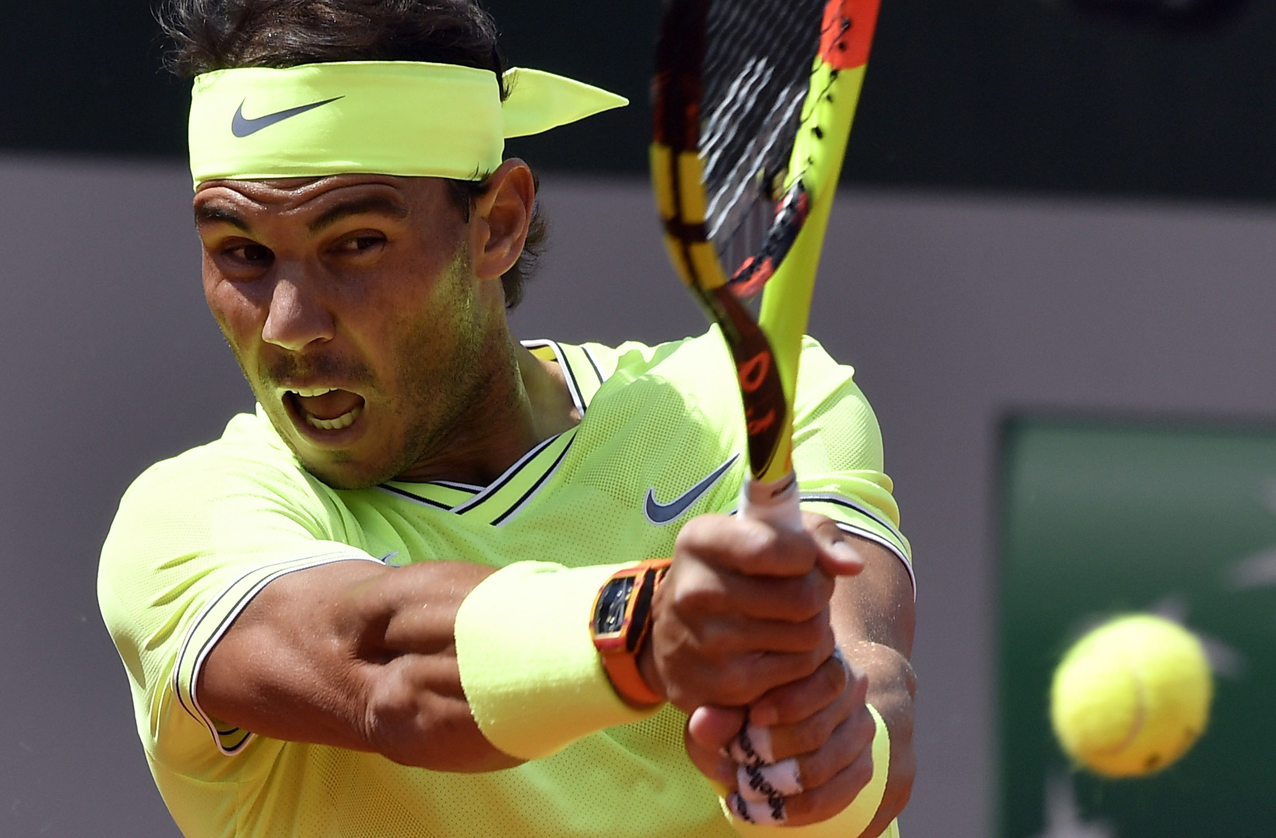 Nadal devuelve una bola a Maden en su partido de segunda ronda de Roland Garros. / EFE