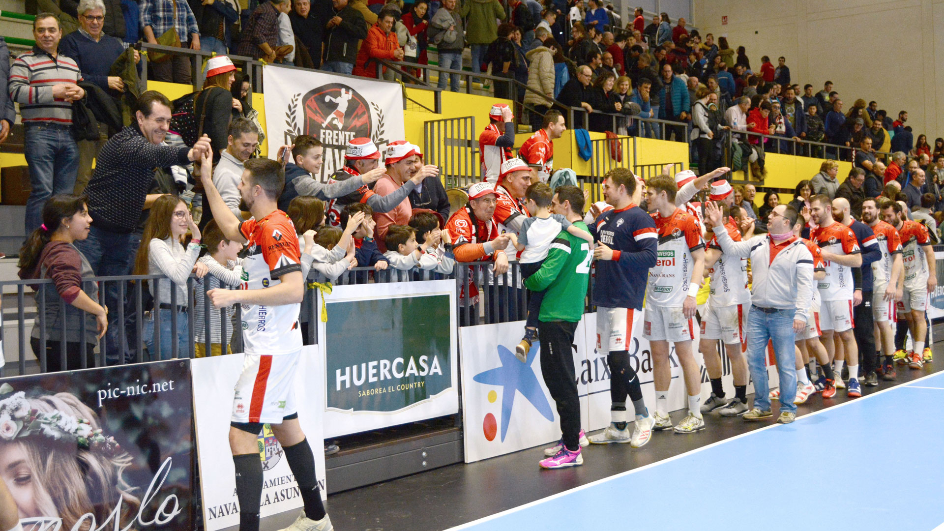Miembros del Club Balonmano Nava saludando a la afición. / el adelantado