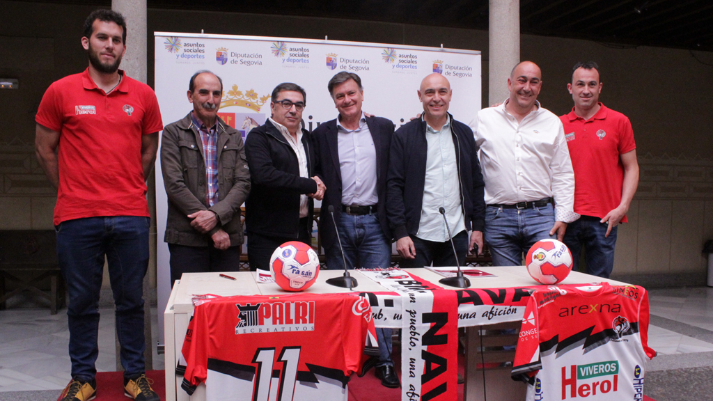 De izquierda a derecha, Darío Ajo, Juan José Maroto, Julián Mateo, Francisco Vázquez, Tinín Campillo, Miguel Ángel de Vicente y Carlos Villagrán tras la firma del acuerdo. / DIPUTACIÓN PROVINCIAL