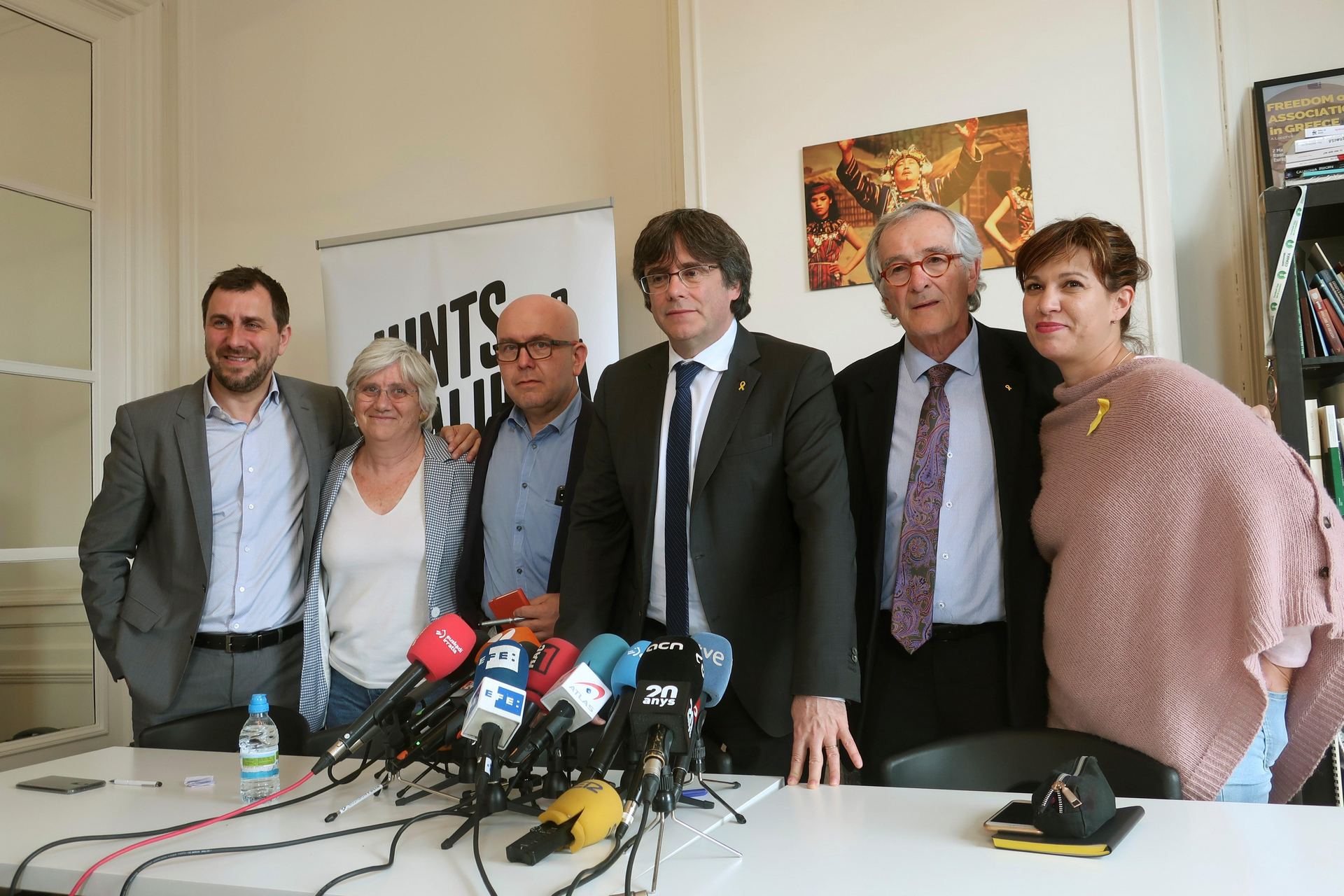 De izda a dcha, Toni Comín, Clara Ponsatí, el abogado Gonzalo Boye y el expresidente catalán Carles Puigdemont.