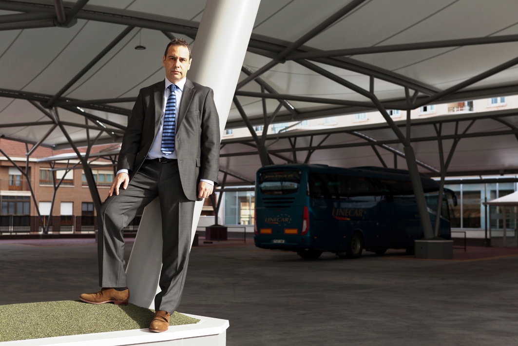 Raúl Yagüe del Real, fundador de la empresa Yara 1999, en la Estación de Autobuses de Segovia. / el adelantado