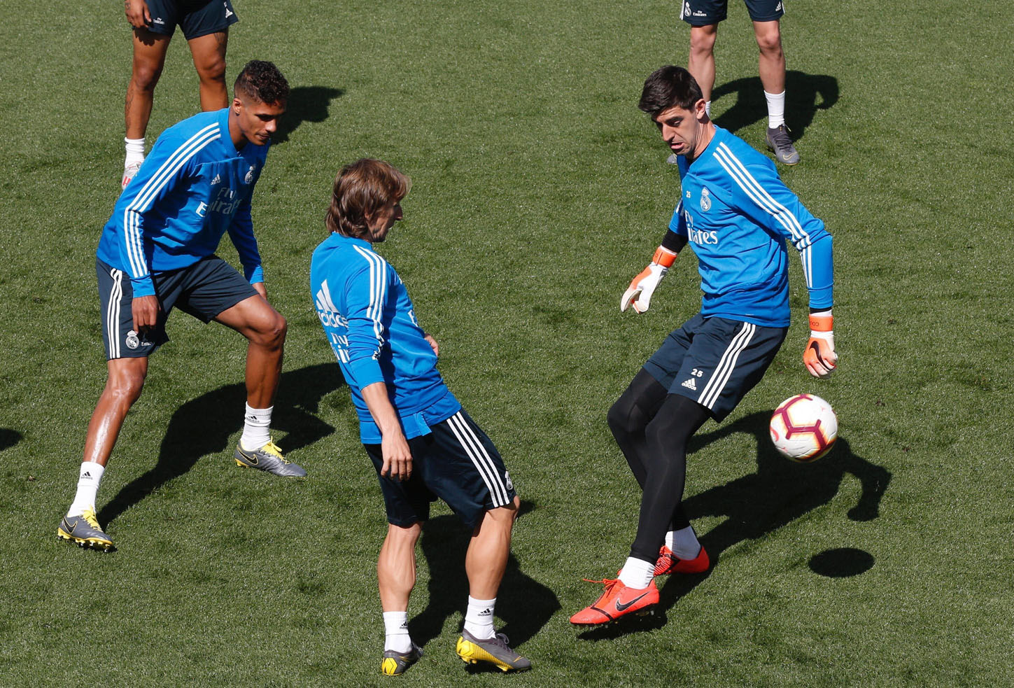 Los jugadores del Real Madrid, en el entrenamiento de ayer. / EFE