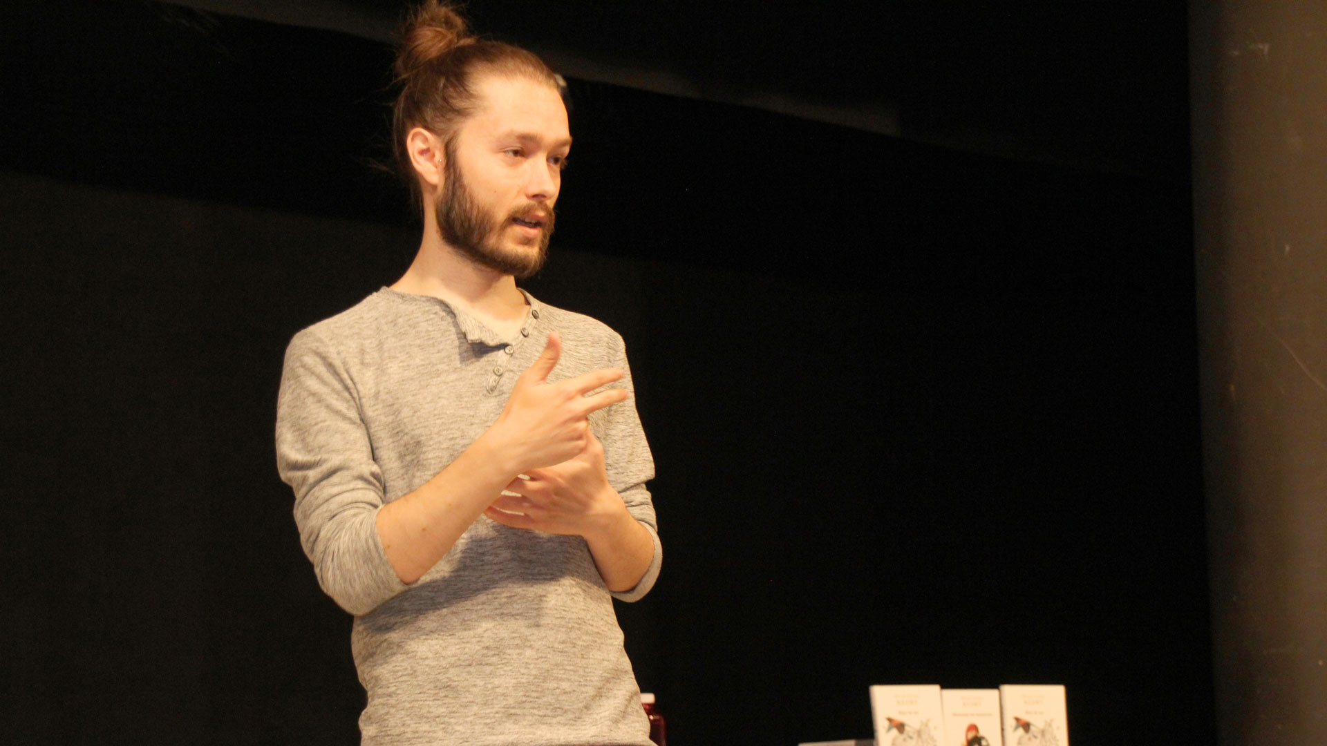 David Galán, ‘Redry’, en su charla en Cuéllar y presentación de ‘Huir de mí’. / c.n.