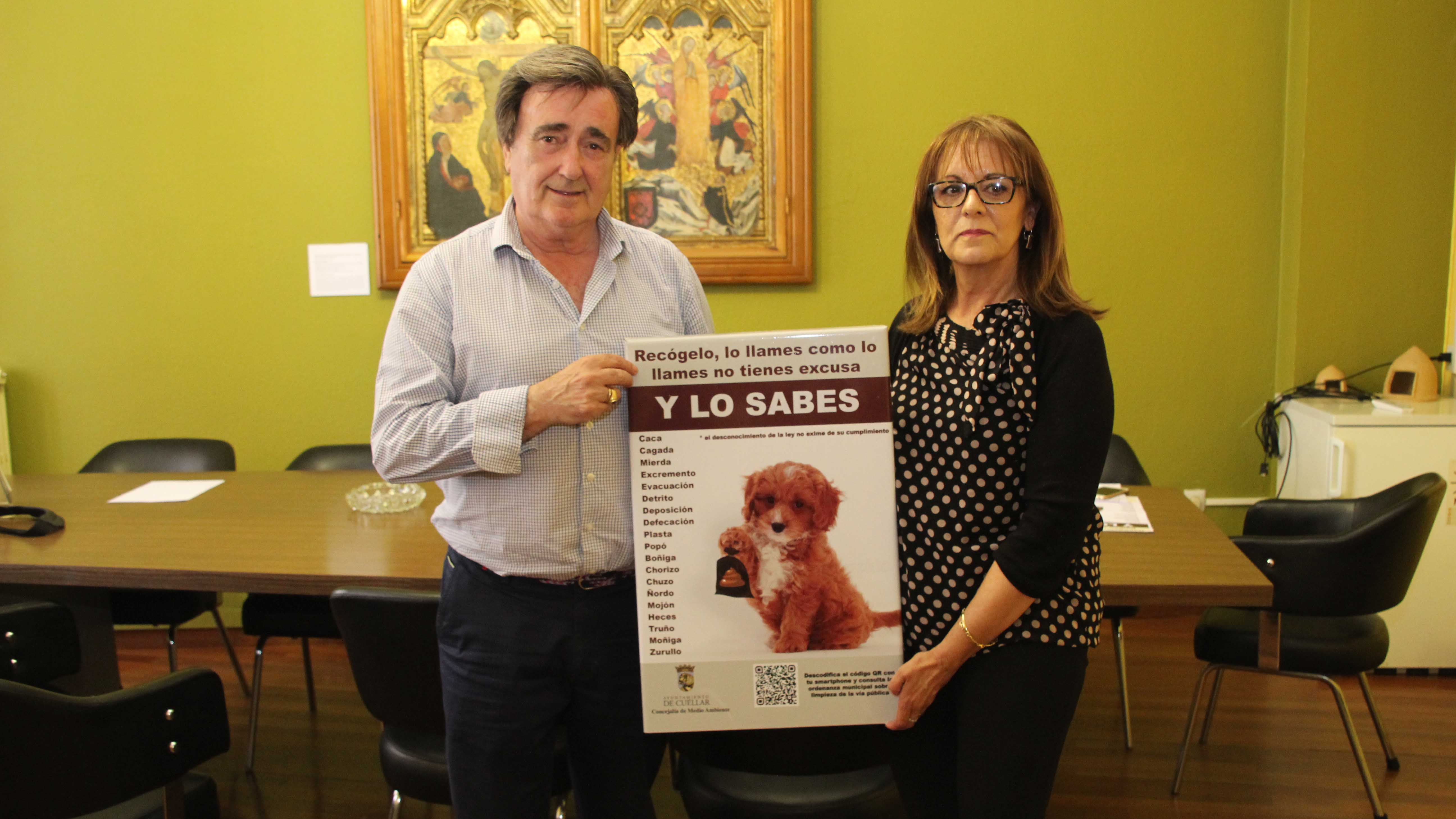 El alcalde y la concejal de Medio Ambiente con el cartel informativo./c.n.