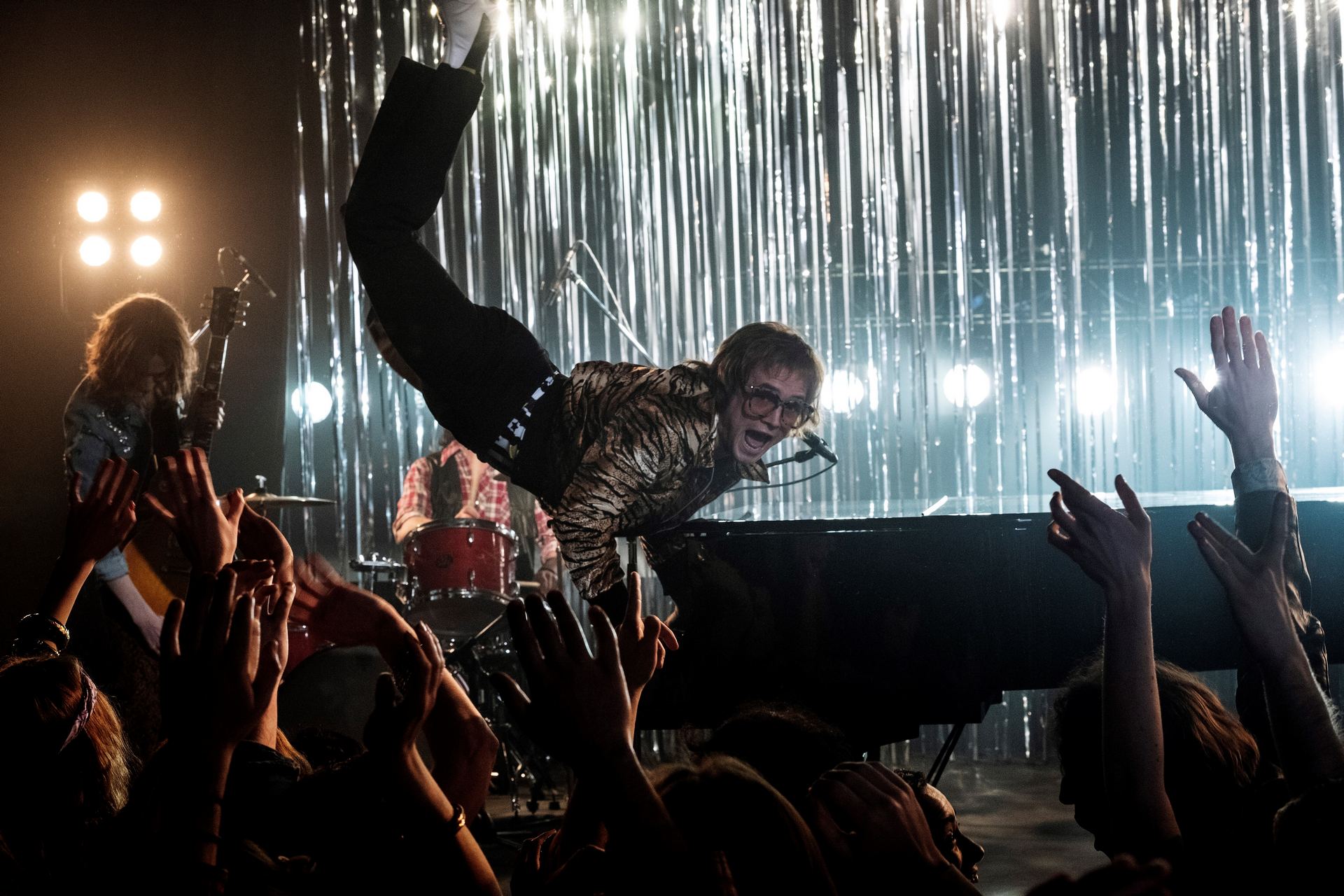 Taron Egerton como Elton John en un momento de la película./ EFE