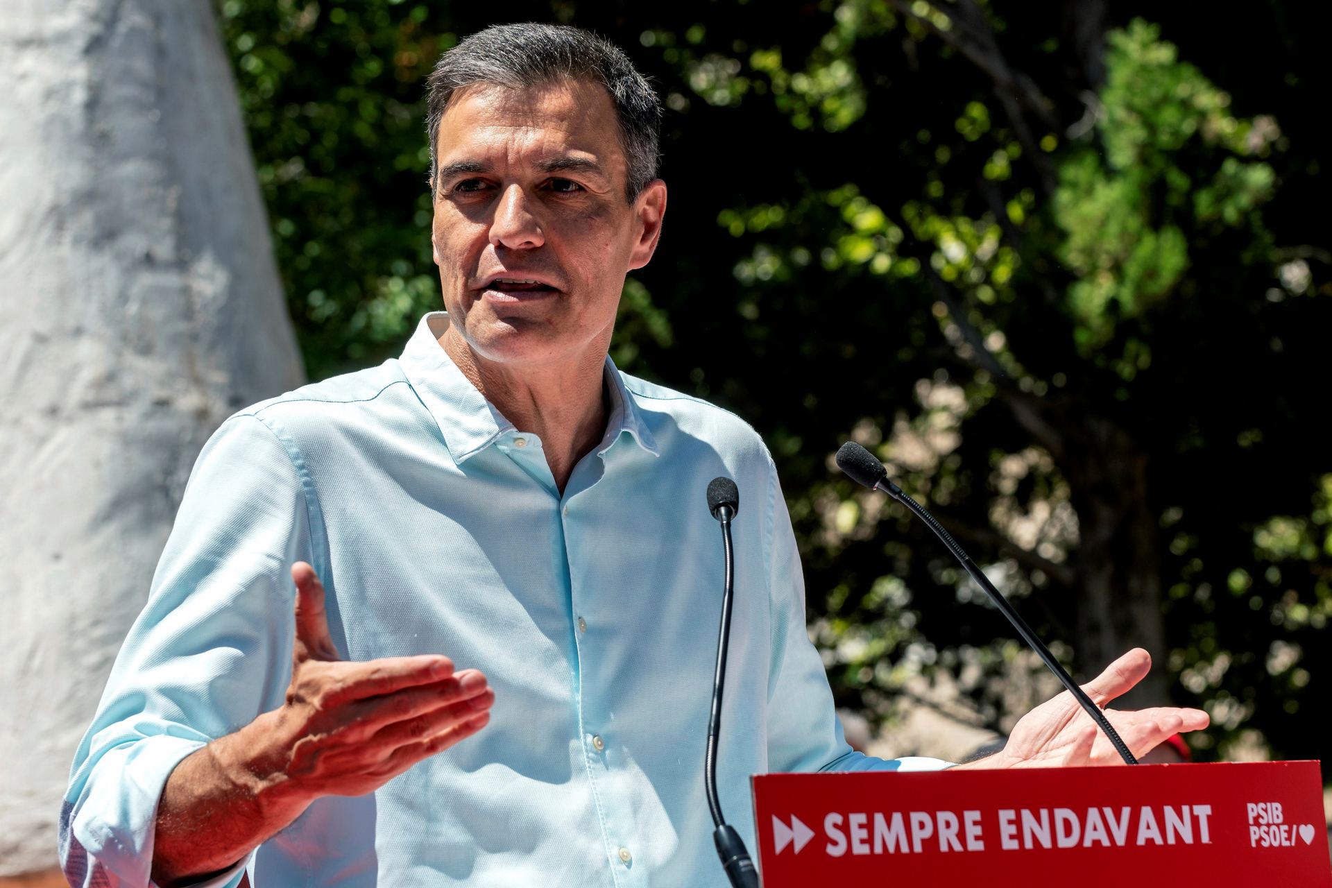 Pedro Sánchez durante su intervención en el mitin desde Baleares. / EFE