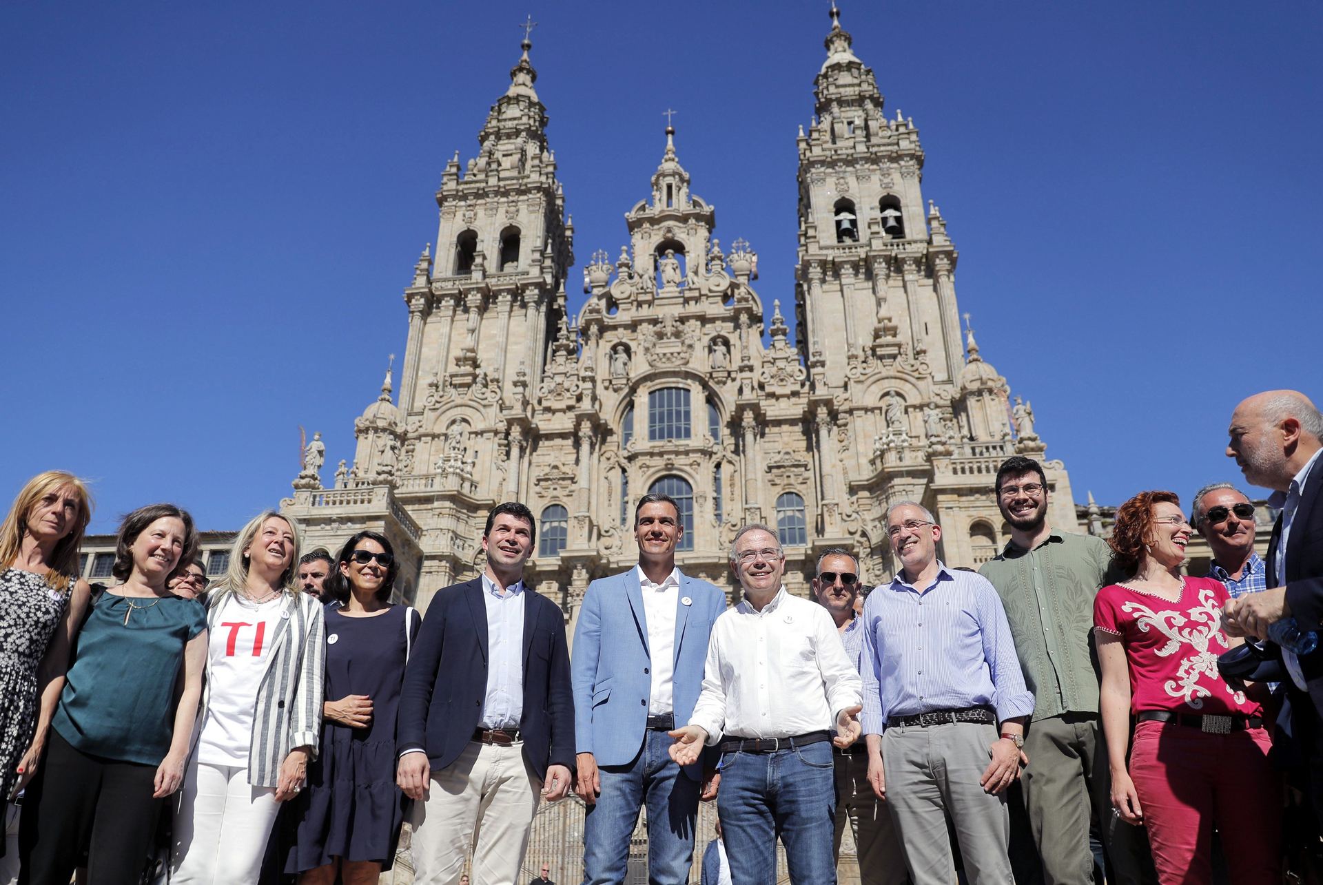 Pedro Sánchez (c) recorrió un tramo final del Camino de Santiago hasta llegar a plaza del Obradoiro.