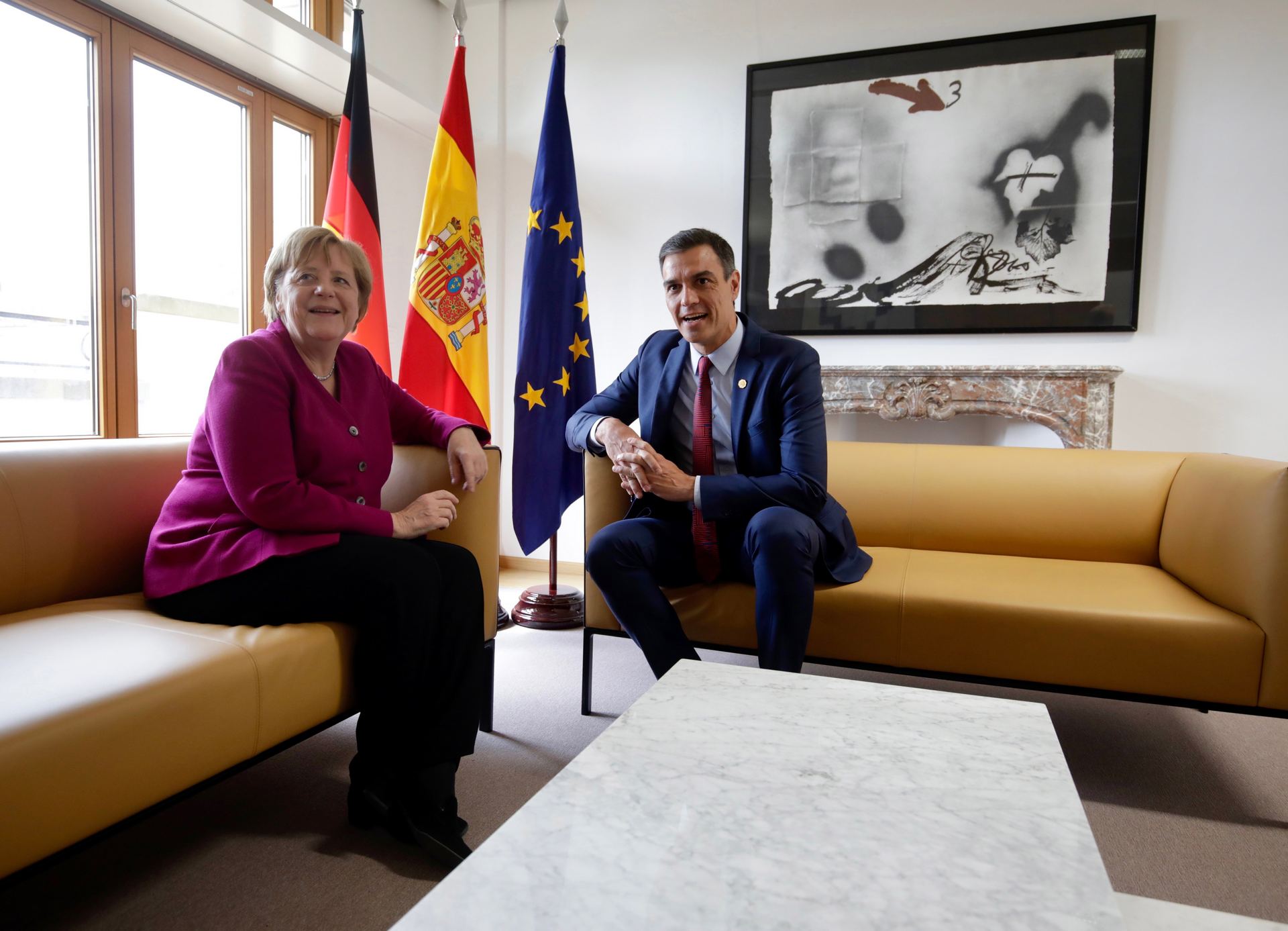 Pedro Sánchez junto a Angela Merkel en la reunión informal en la UE. / EFE