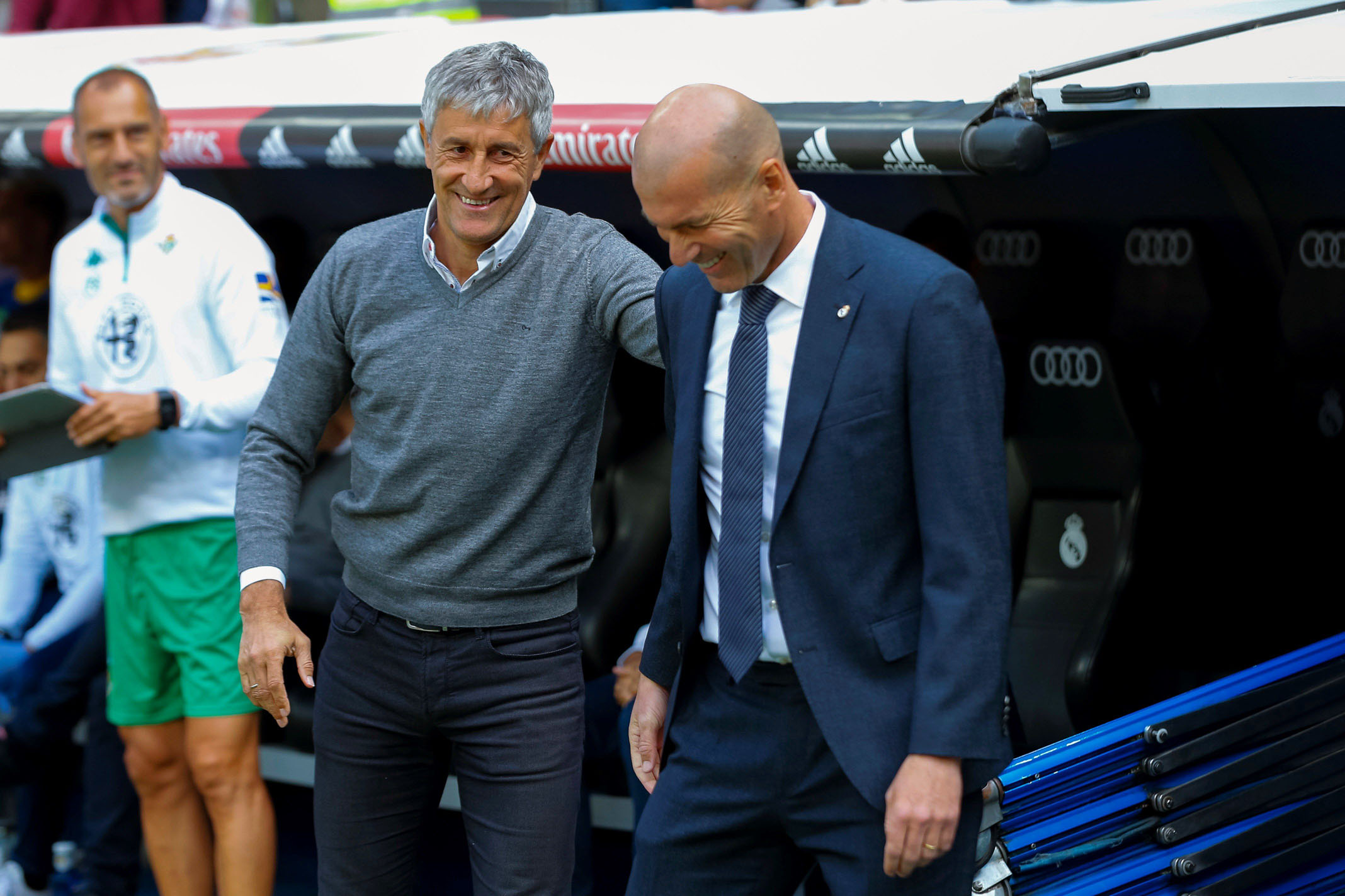 Quique Setién no seguirá en el Betis 1 Quique Setién (centro), junto a Zidane en el Santiago Bernabéu. / EFE