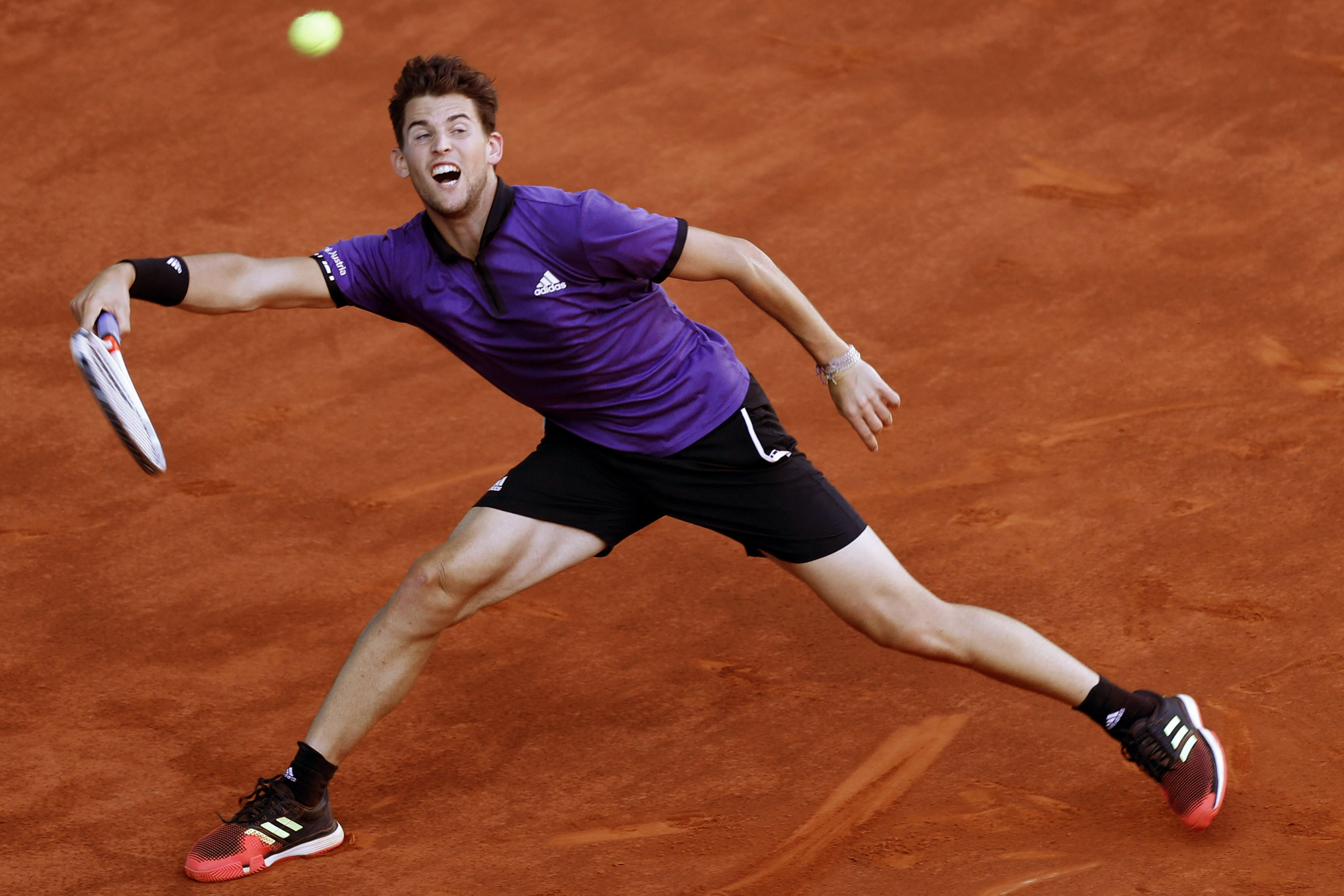 Thiem devuelve una bola a Federer