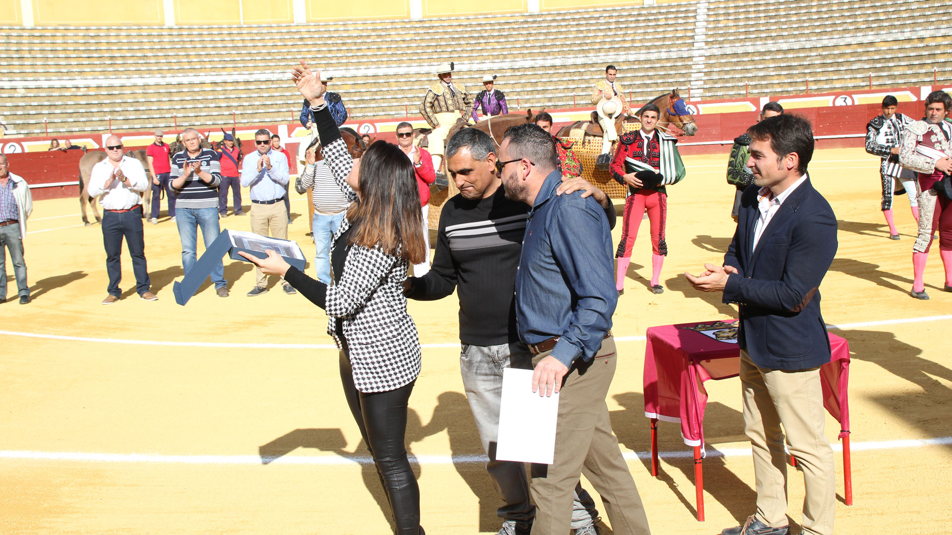 La familia recogió el recuerdo en honor a Enrique Sánchez./c. núñez