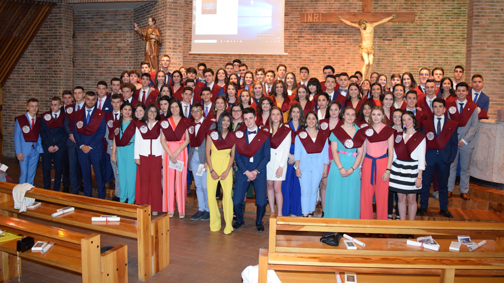 Los alumnos de la primera promoción posan en una foto que servirá como recuerdo de la graduación. / EL ADELANTADO