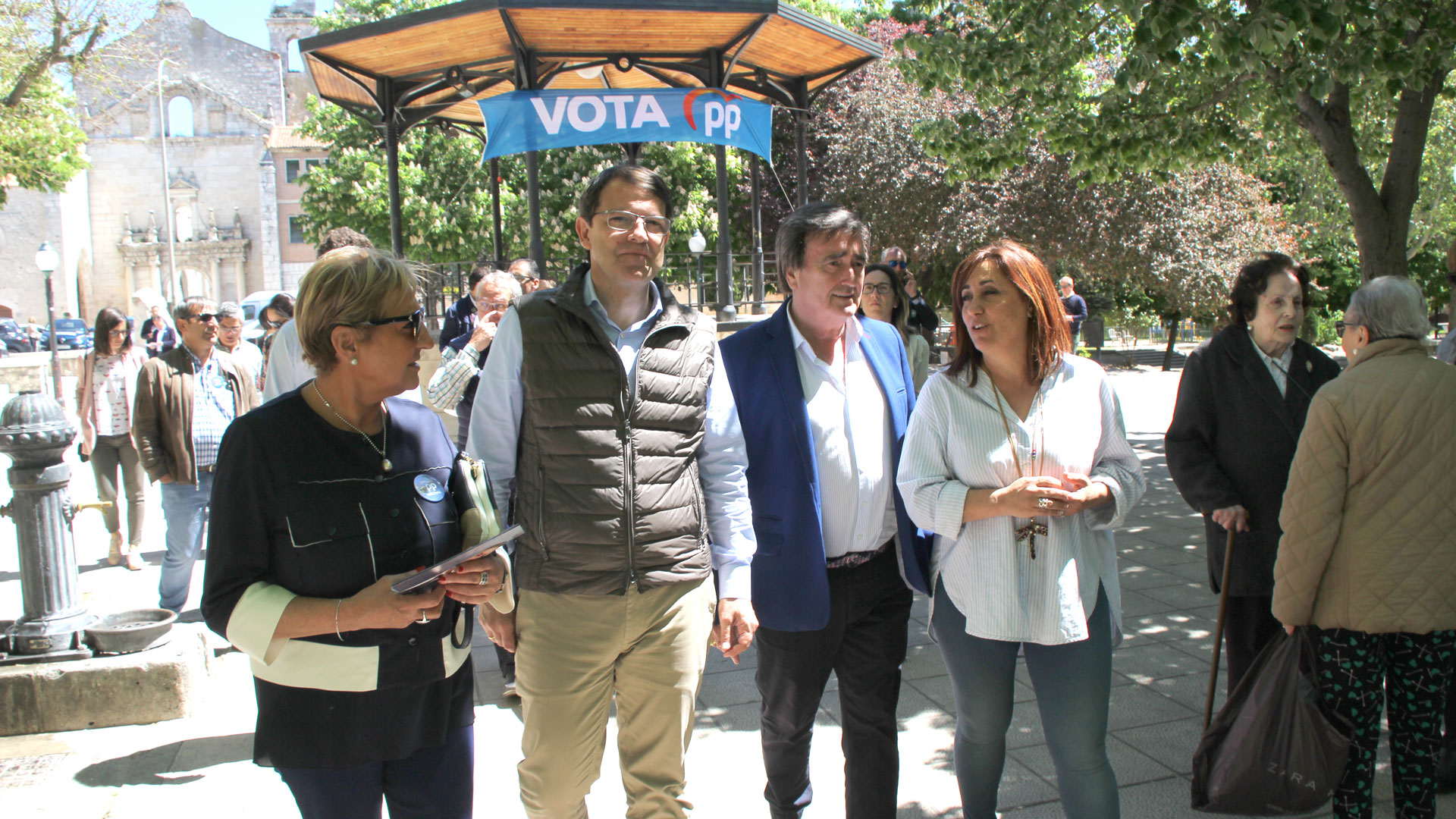 El alcalde de Cuéllar y la candidata recibieron a Alfonso Fernández, junto a Paloma Sanz. / c. núñez