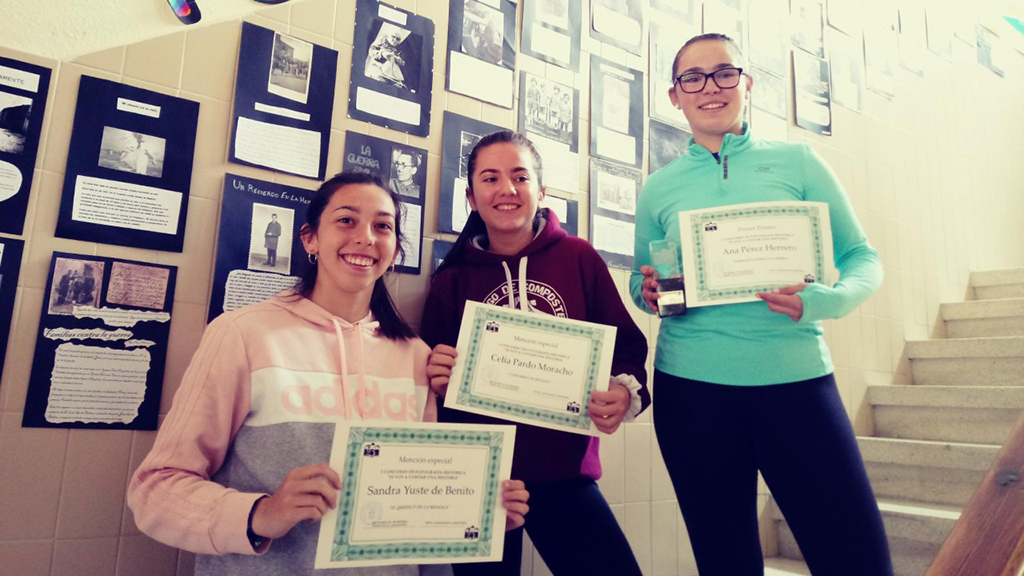 Los premiados y los accésit del concurso fotográfico posan con sus diplomas. / El Adelantado