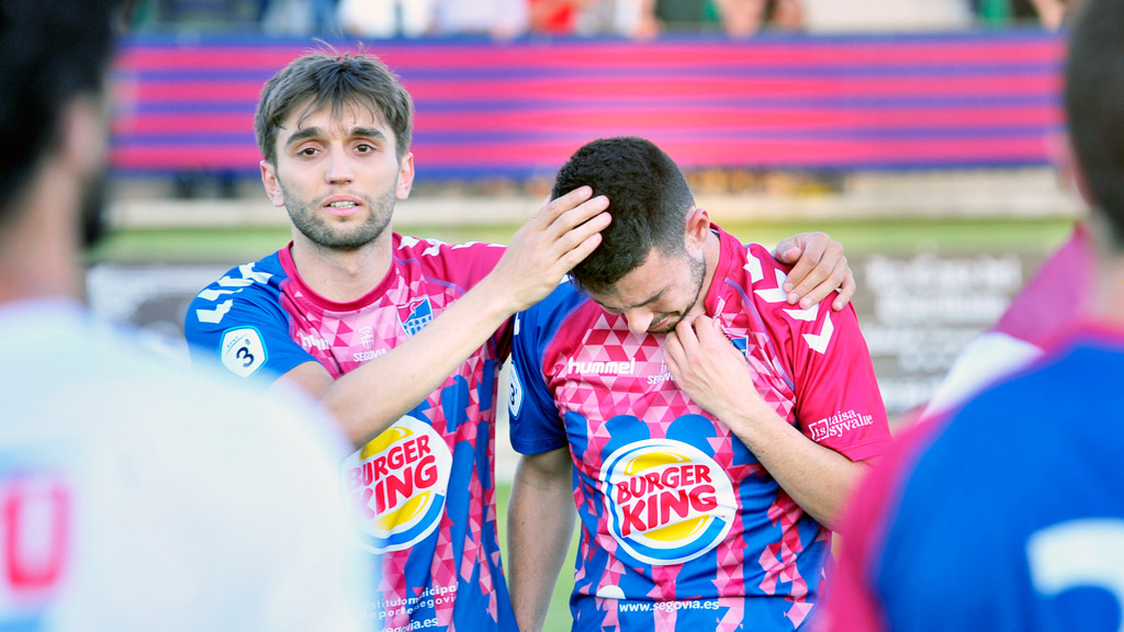 Álex Conde consuela a Mika al final del encuentro. / KAMARERO