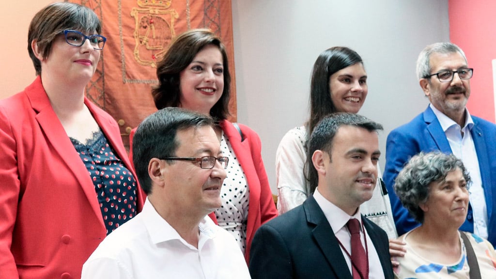 El nuevo equipo de Gobierno lo forman cinco concejales del PSOE y dos de Izquierda Unida-UP. / Borislav Aleksandrov
