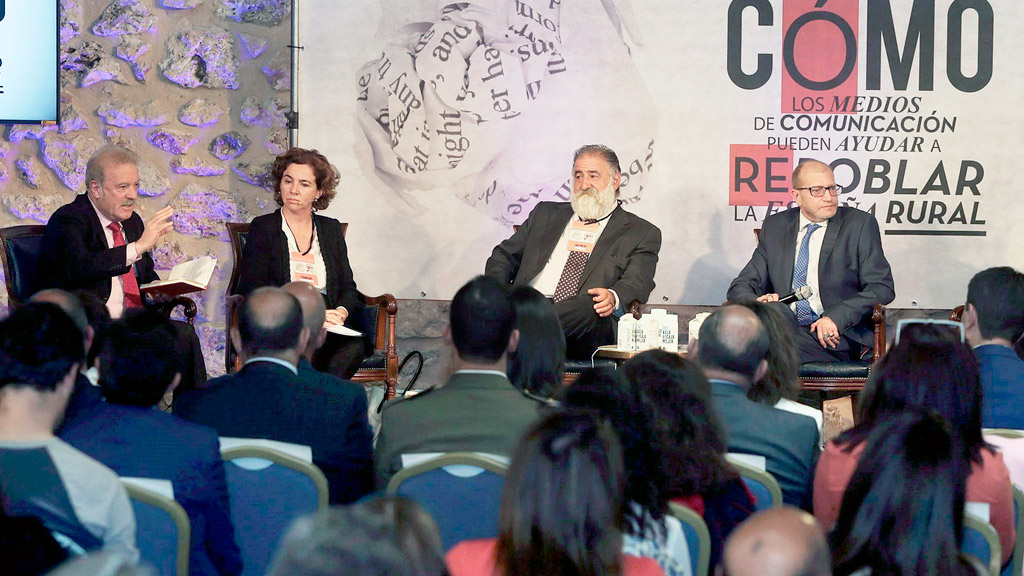 Mesa en la que se expusieron las conclusiones del seminarrio, con Manuel Campo Vidal, Teresa Herranz, Javier Pérez de Andrés y Roberto Ortega. / efe