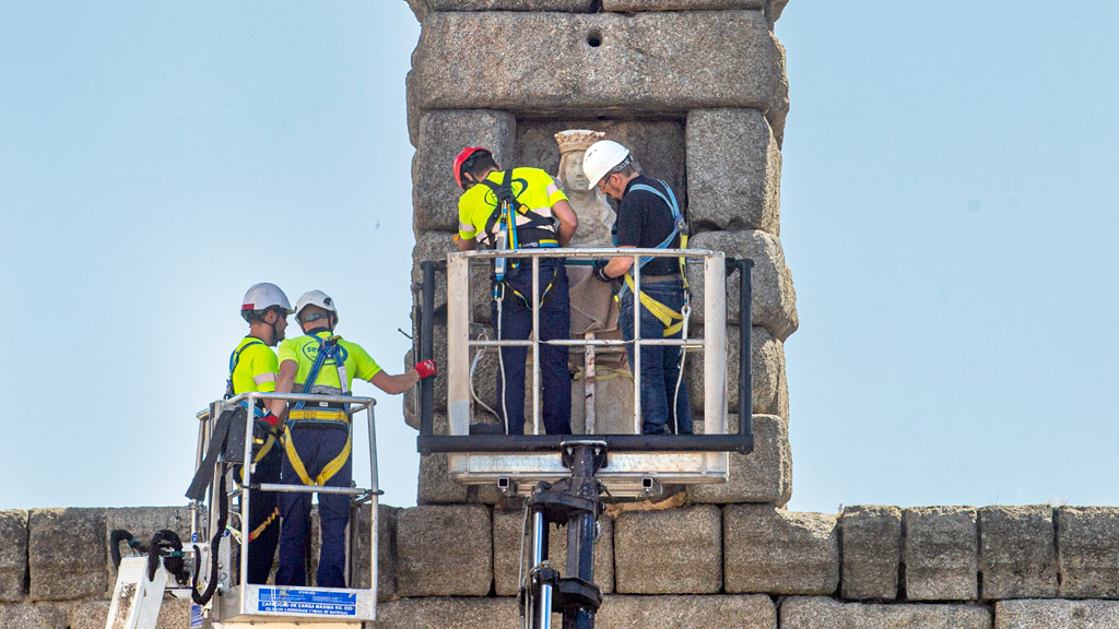 Hasta cuatro técnicos han participado en los trabajos de colocación de la réplica de la Virgen del Acueducto en la hornacina del monumento. / Kamarero