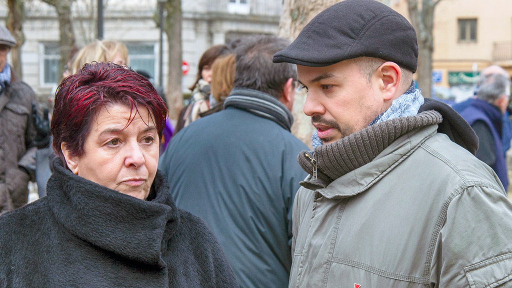 Clara Luquero charla con el concejal de Izquierda Unida, Ángel Galindo. / Kamarero