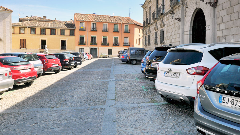 Decenas de vehículos estacionados en la 'zona verde', frente al Palacio Episcopal de Segovia. / Kamarero