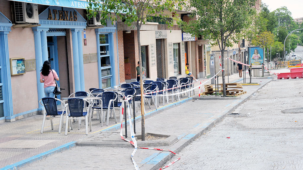 Terraza del bar Atenas, instalada junto a uno de los tramos afectados por la sustitución del colector. / Kamarero