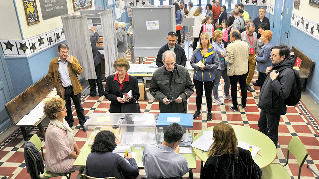 Decenas de personas hacen cola para votar en un colegio segoviano durante la pasada jornada electoral del 26 de mayo. / Kamarero