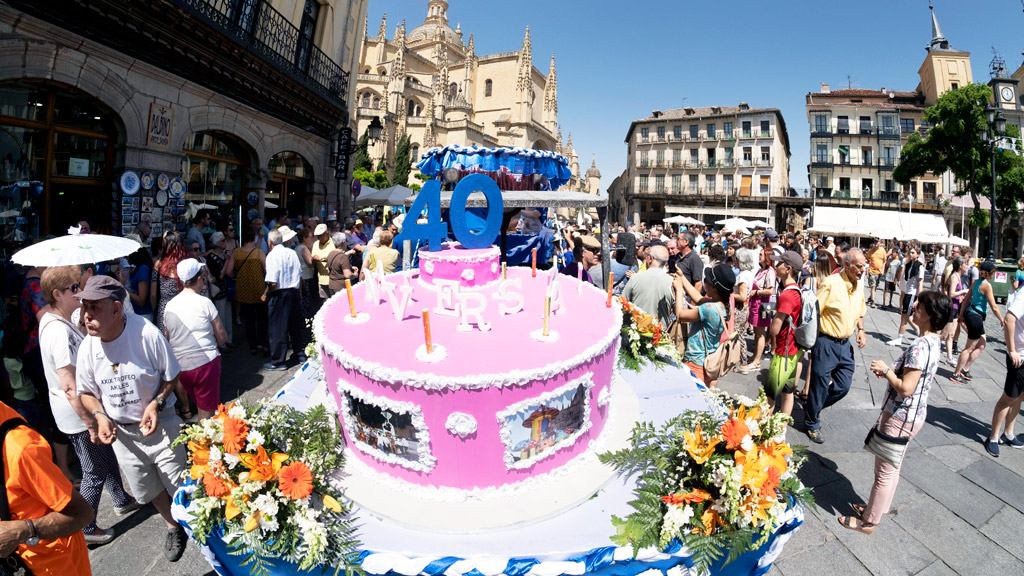 Una gran tarta de pego anunciaba desde la zona delantera de la carroza de La Tajada de San Andrés que esta iniciativa cumple 40 años. / Kamarero