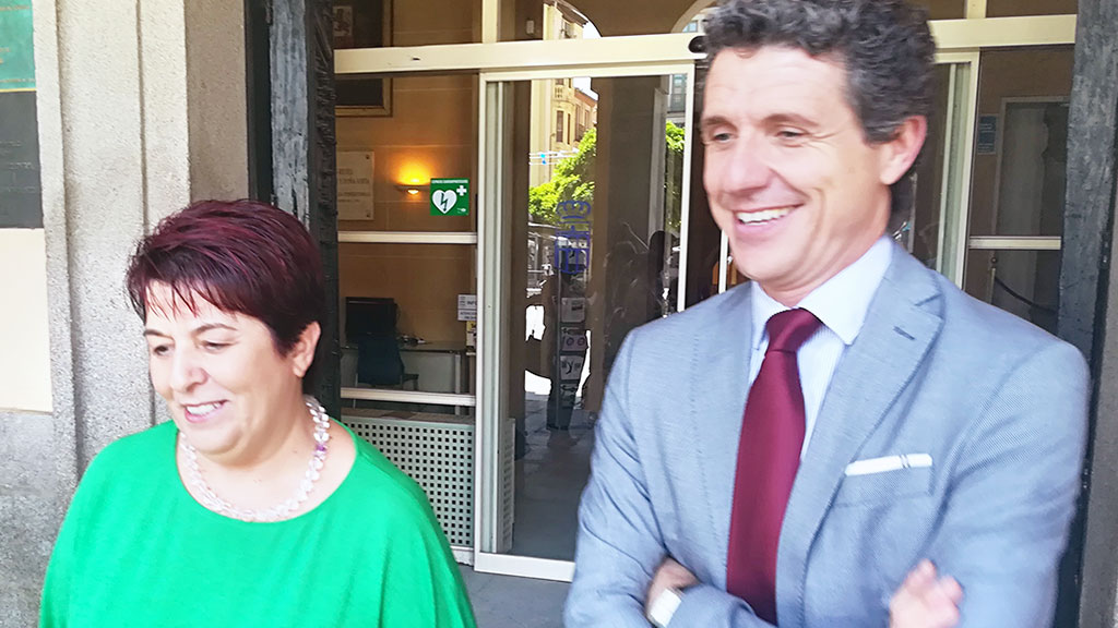 Clara Luquero y Andrés Torquemada sonríen tras conocer el fallo del Tribunal. / El Adelantado