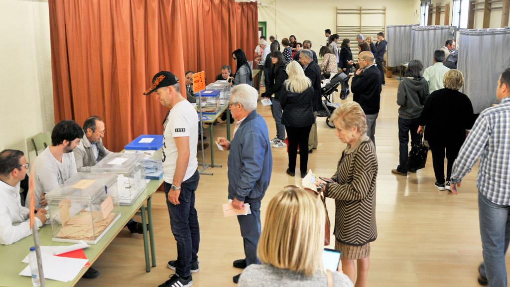 Algunas mesas del municipio registraron filas y pequeñas esperas el pasado 26 de mayo, aunque por debajo de las producidas el 28 de abril. / Kamarero