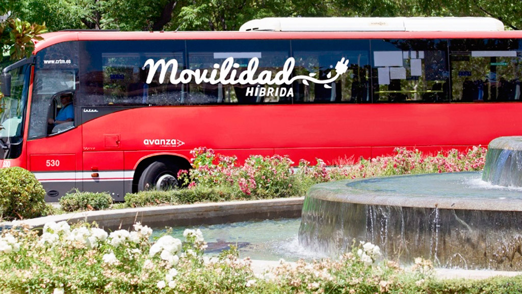 Un autocar híbrido de Avanza circula por la ciudad. / El Adelantado