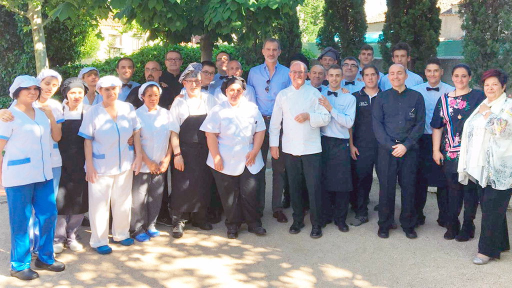 Fotografía que se tomaron el personal de sala, cocina y el dueño del restaurante 'La Portada de Mediodía' con el monarca. / E. A.