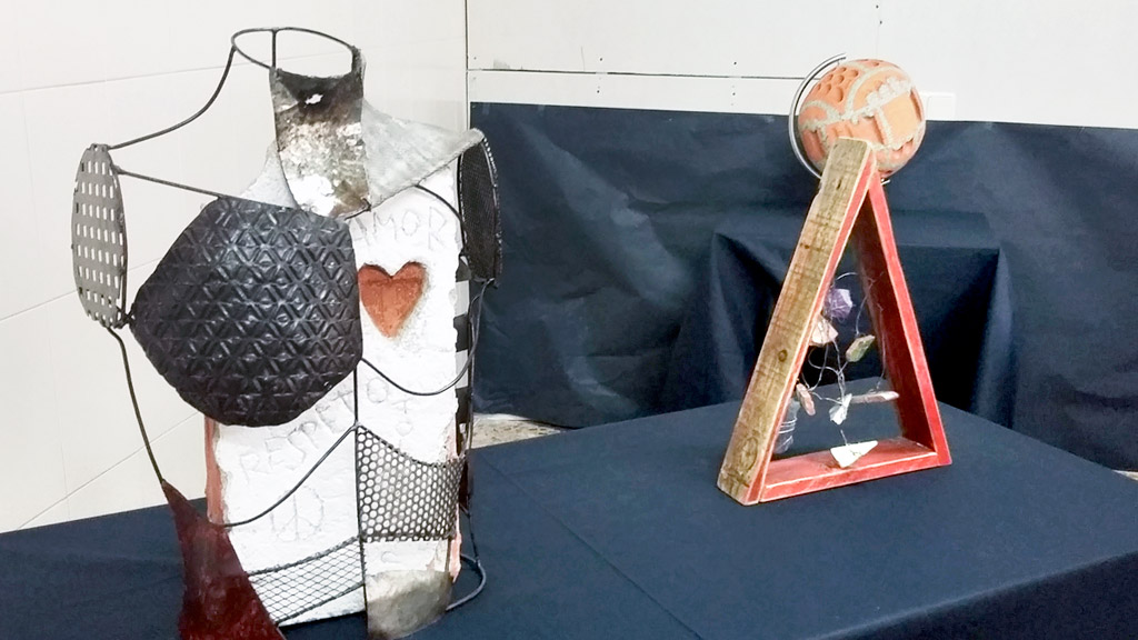 La exposición instalada en el instituto recoge obras premiadas en el certamen internacional Escombrarte. / EL ADELANTADO