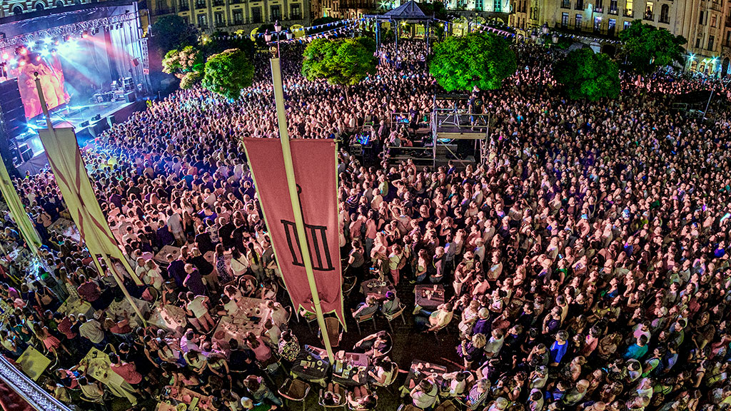 Vista general de la Plaza Mayor durante el concierto de Fangoria / Kamarero