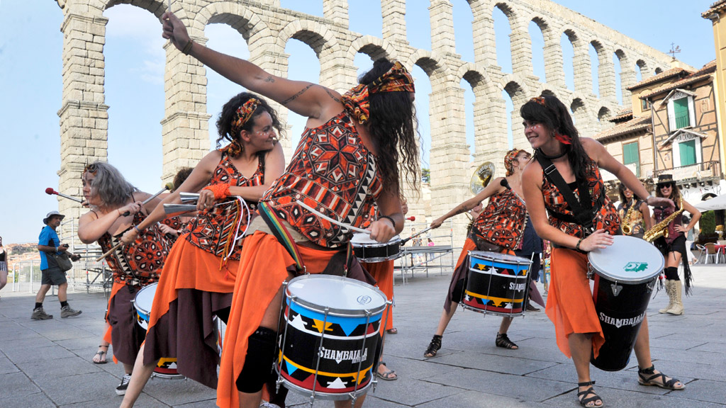 Un momento del pasacalles que protagonizaron ayer por la tarde en el centro de Segovia bandas que participan este año en el Festival de Música de Calle FEMUKA. / Kamarero