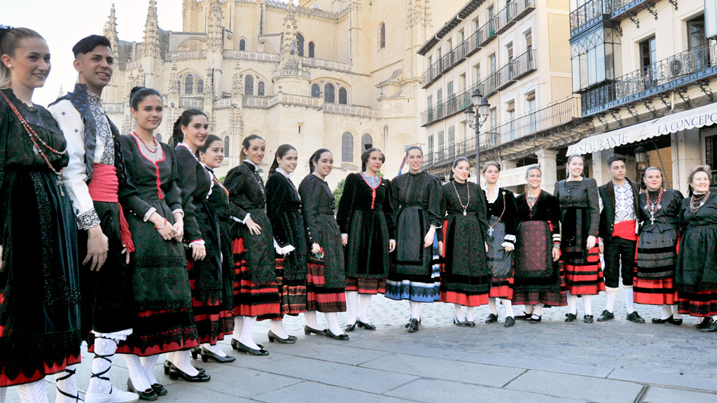 El alcalde mayor, Hugo González Martín (tercero por la derecha), junto al resto de representantes de los barrios y la del Hogar Centro, en la Plaza Mayor. / Kamarero