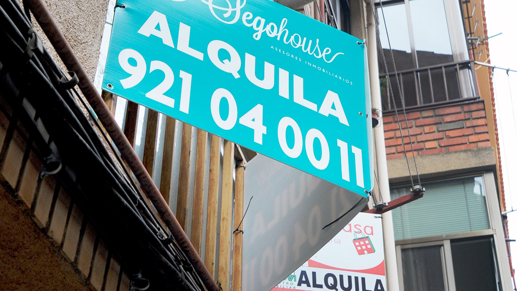 Carteles anunciadores de alquiler de vivienda en la capital segoviana. / Kamarero